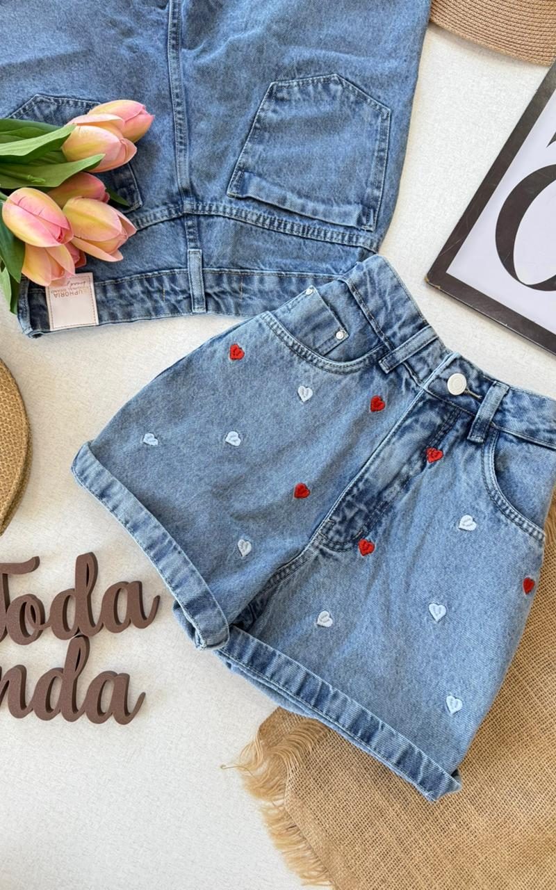 shorts slim coração bordado